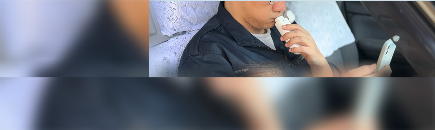 車内で検知器を使う運転者
